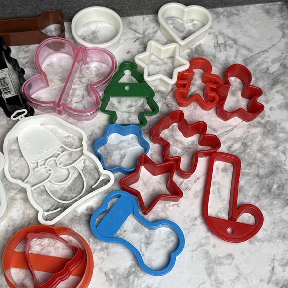 Christmas Holiday Cookie Cutters Mostly Plastic A Few Metal Lot Of 29 Assorted - Picture 5 of 5